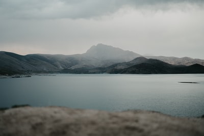 白天山附近的水体